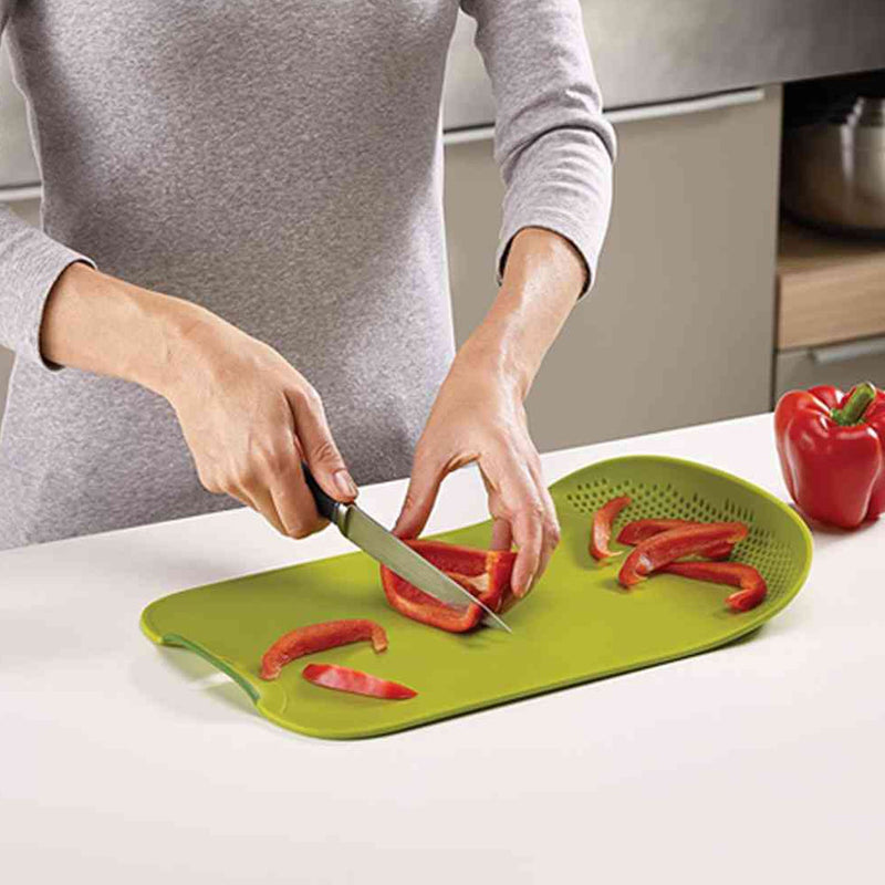 Sleek knife and chopping board for vegetables and fruits